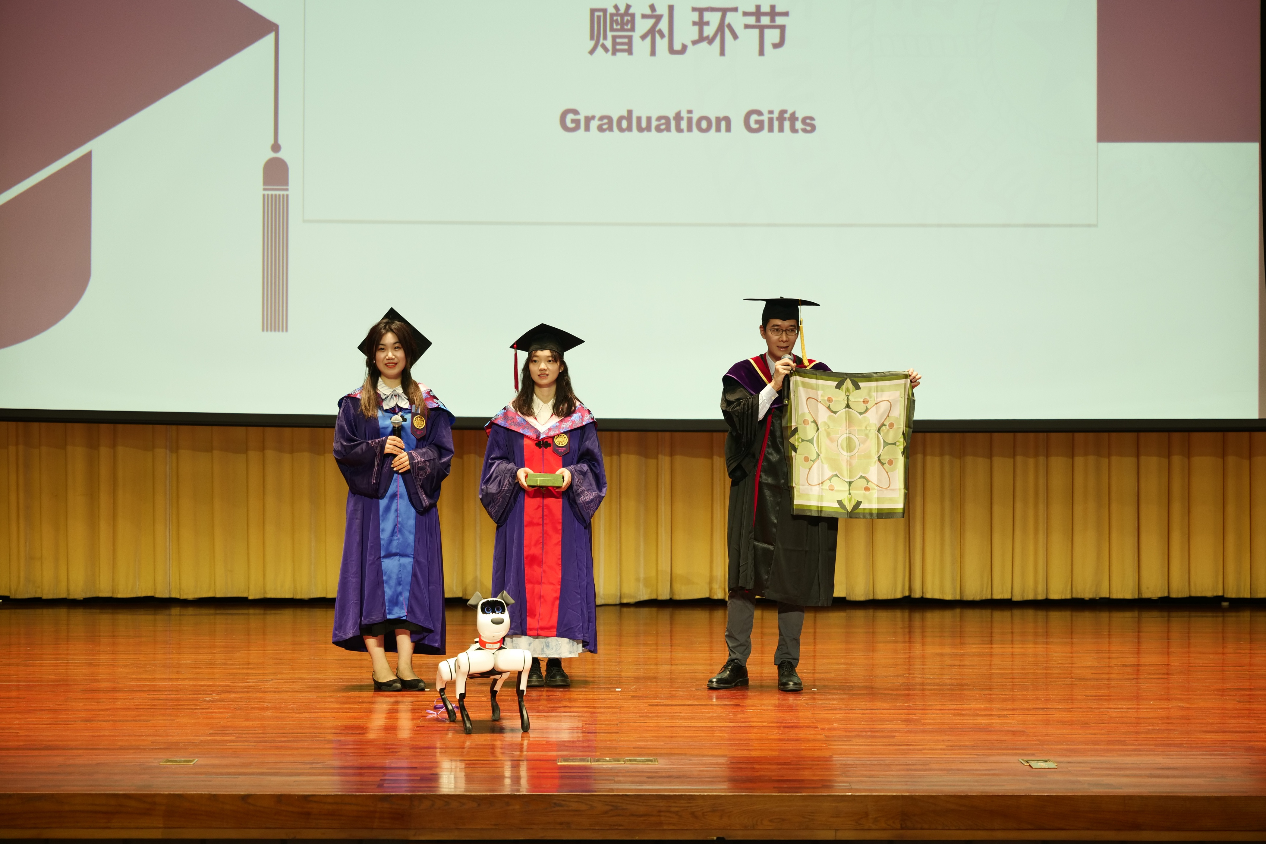 20240630-99久久久久久久无码|99精品久久99久久久久|亚洲国产成人精品无码一区二区|99久久久无码国产精品免费人妻新闻与传播学院2024年毕业典礼成功举行-新闻学院-赠礼环节.JPG