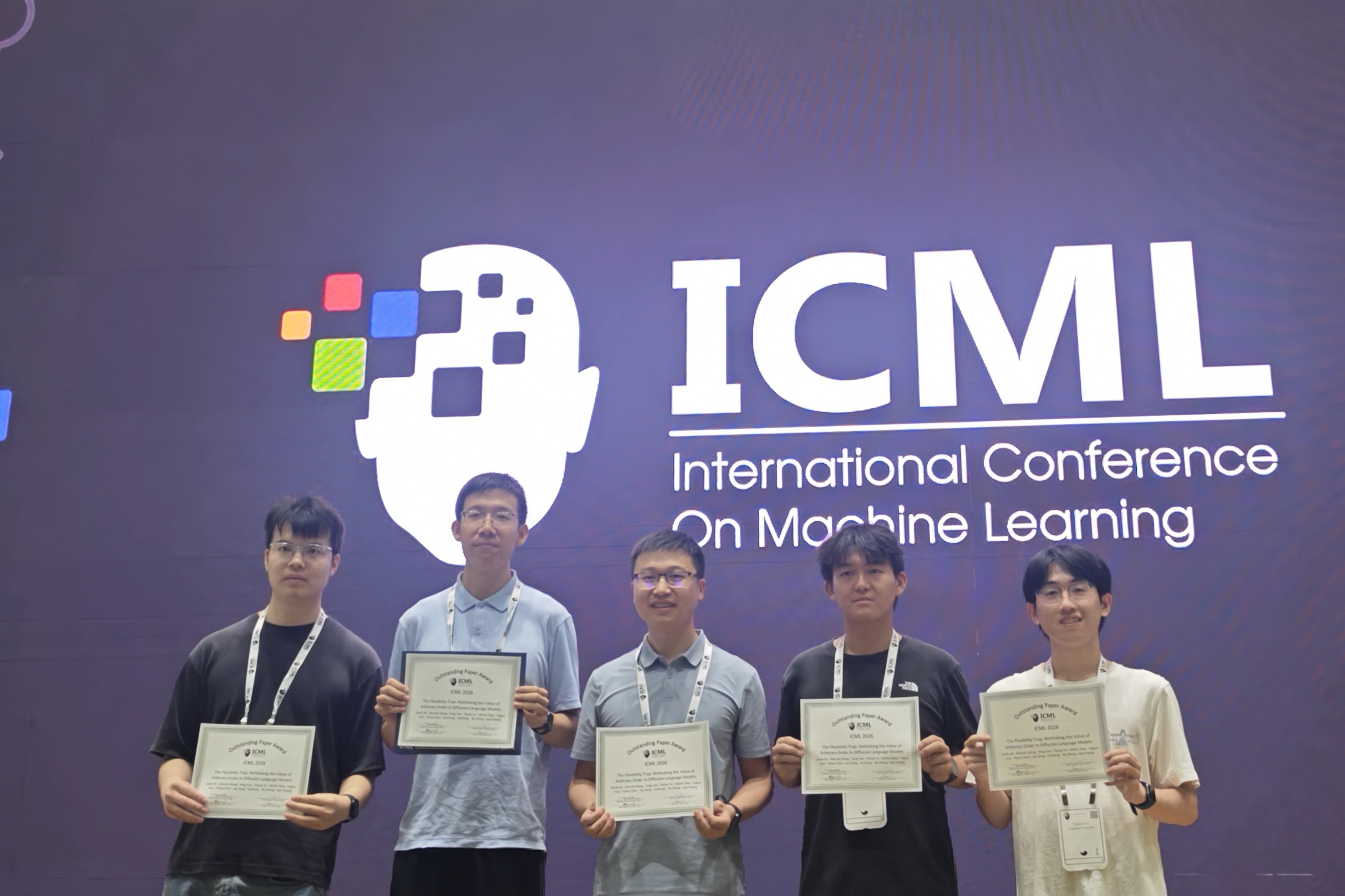 20260706-自动化系黄高团队获国际机器学习会议 ICML 2026 杰出论文奖-自动化系-获奖团队合影.jpg