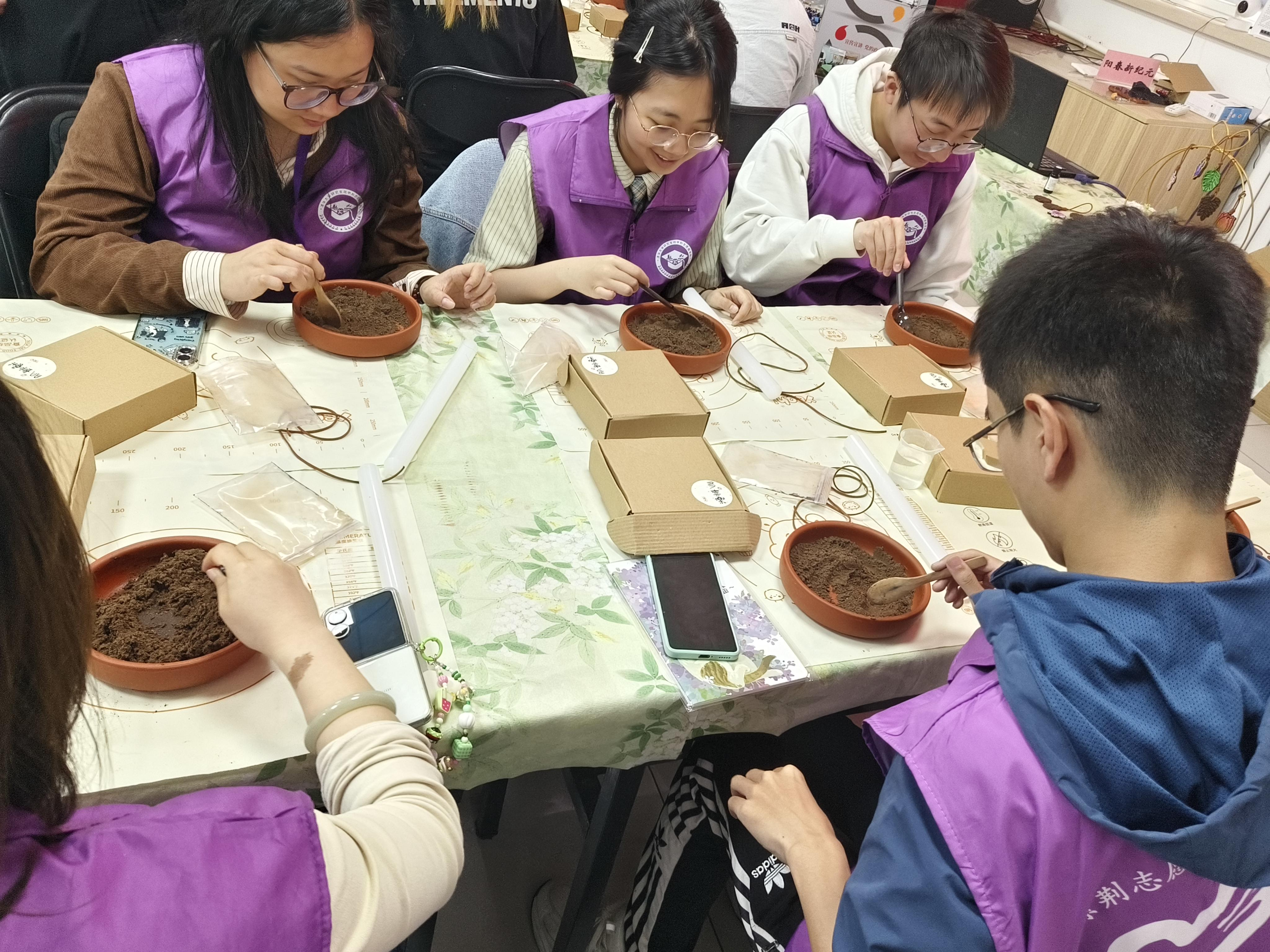 20260504-扎根基层体悟治理，实干笃行彰显担当-志愿服务部-志愿者参与咖啡渣香牌手工制作服务工作2.png